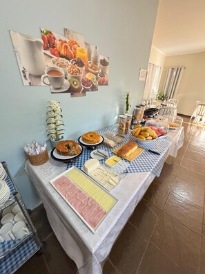 Free daily buffet breakfast