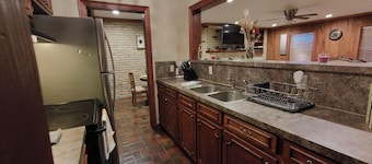Charming and Spacious 2000 sqft Home Located in Midtown Lake
Charles, LA.