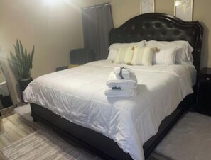 3 bedrooms, in-room safe, desk, iron/ironing board
