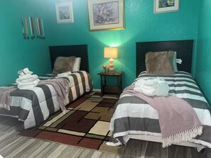 3 bedrooms, iron/ironing board, WiFi, bed sheets - Ocala’s Family Place - 3-bedroom house in fabulous Horse Capital Ocala with AC (Ocala)