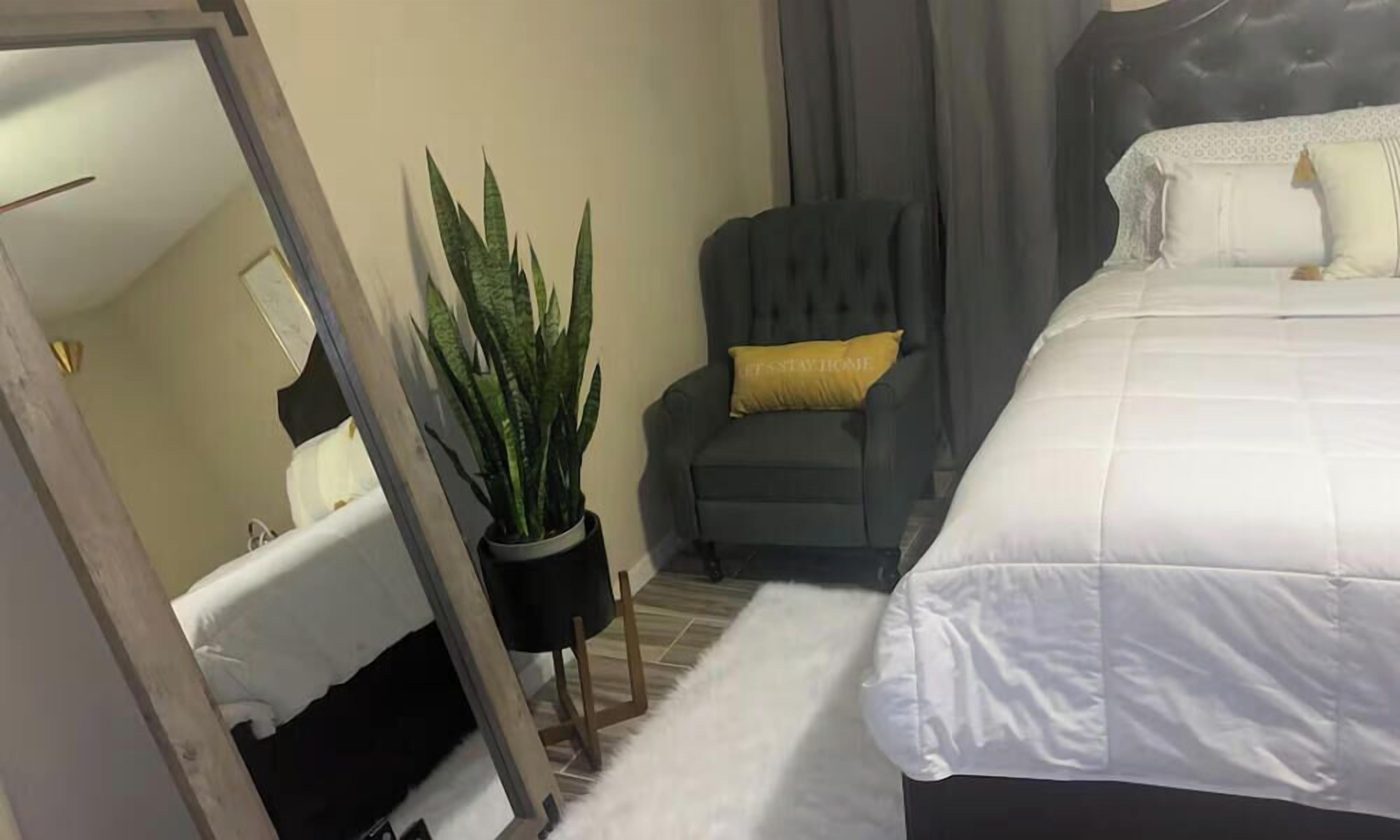 3 habitaciones, tabla de planchar con plancha, wifi y ropa de cama 