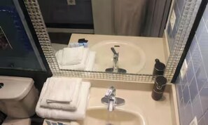 Jetted bath, hair dryer, towels, soap - Ocala’s Family Place - 3-bedroom house in fabulous Horse Capital Ocala with AC (Ocala)