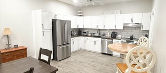 Renovated 1900s Farmhouse on The New River!