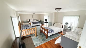 4 bedrooms, desk, free WiFi, bed sheets