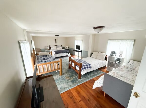 4 bedrooms, desk, free WiFi, bed sheets