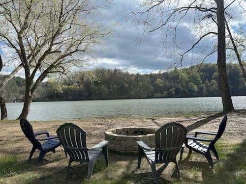 Renovated 1900s Farmhouse on The New River!