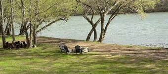 Renovated 1900s Farmhouse on The New River!