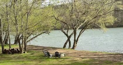 Renovated 1900s Farmhouse on The New River!