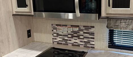 Refrigerador, microondas, horno y parrilla de estufa