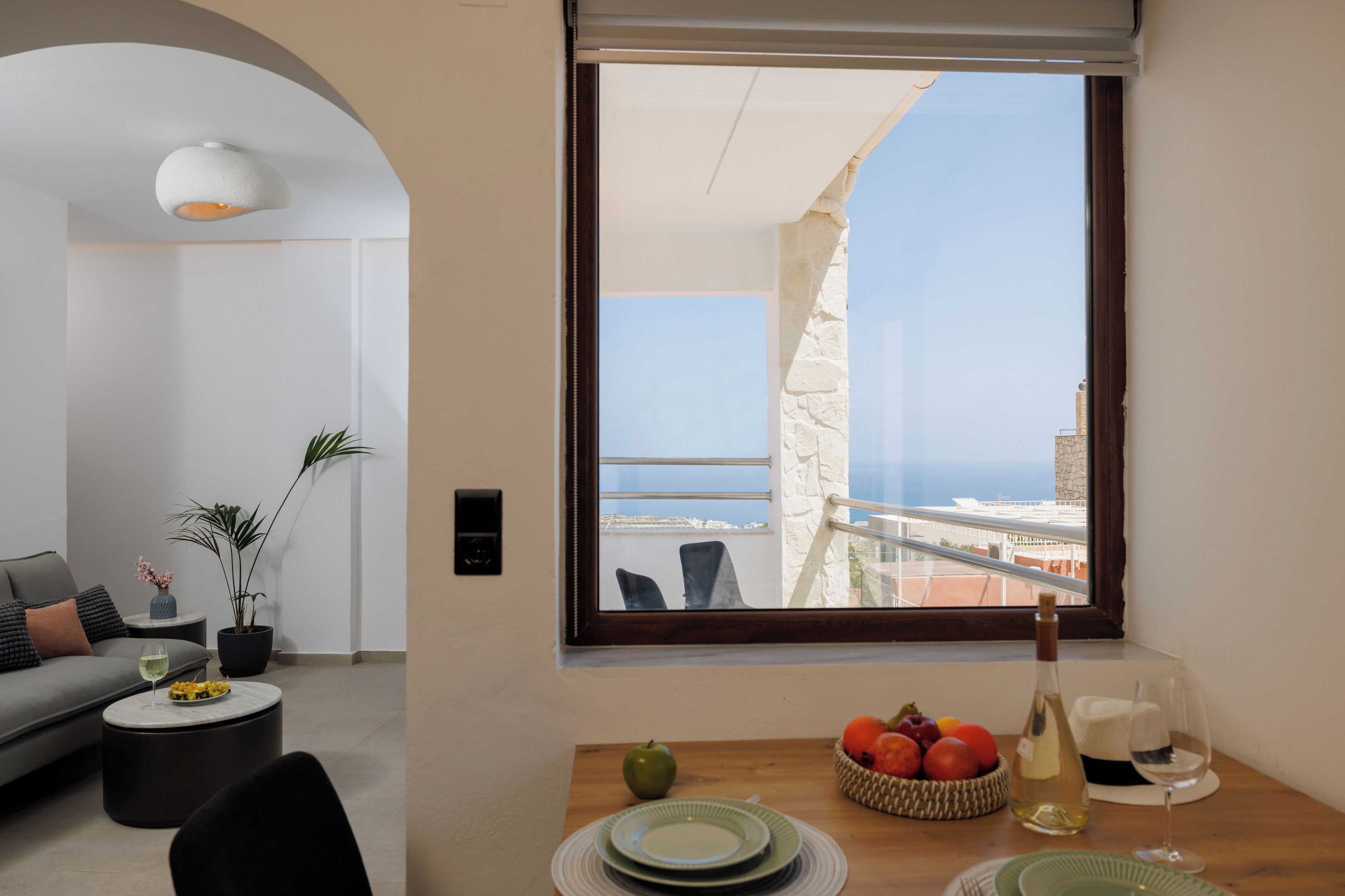 Superior appartement, gedeeltelijk uitzicht op zee | Dineren in de kamer