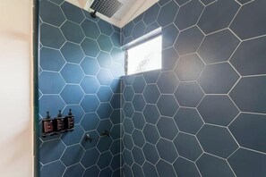 Haartrockner, Handtücher, Seife, Toilettenpapier