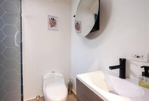 Hair dryer, towels, soap, toilet paper - Cozy Renovated Apartment - A Hidden Gem in Poblado (Medellín)