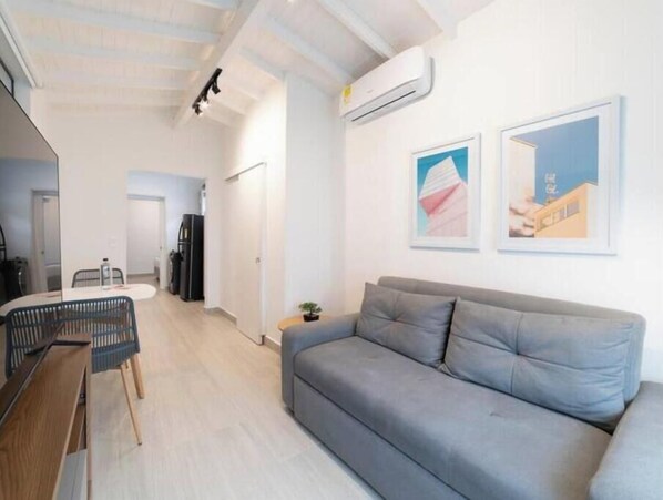 TV - Cozy Renovated Apartment - A Hidden Gem in Poblado (Medellín)