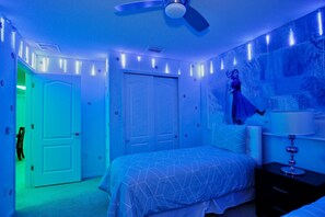 9 Schlafzimmer, Schreibtisch, Bügeleisen/Bügelbrett, Reisekinderbett