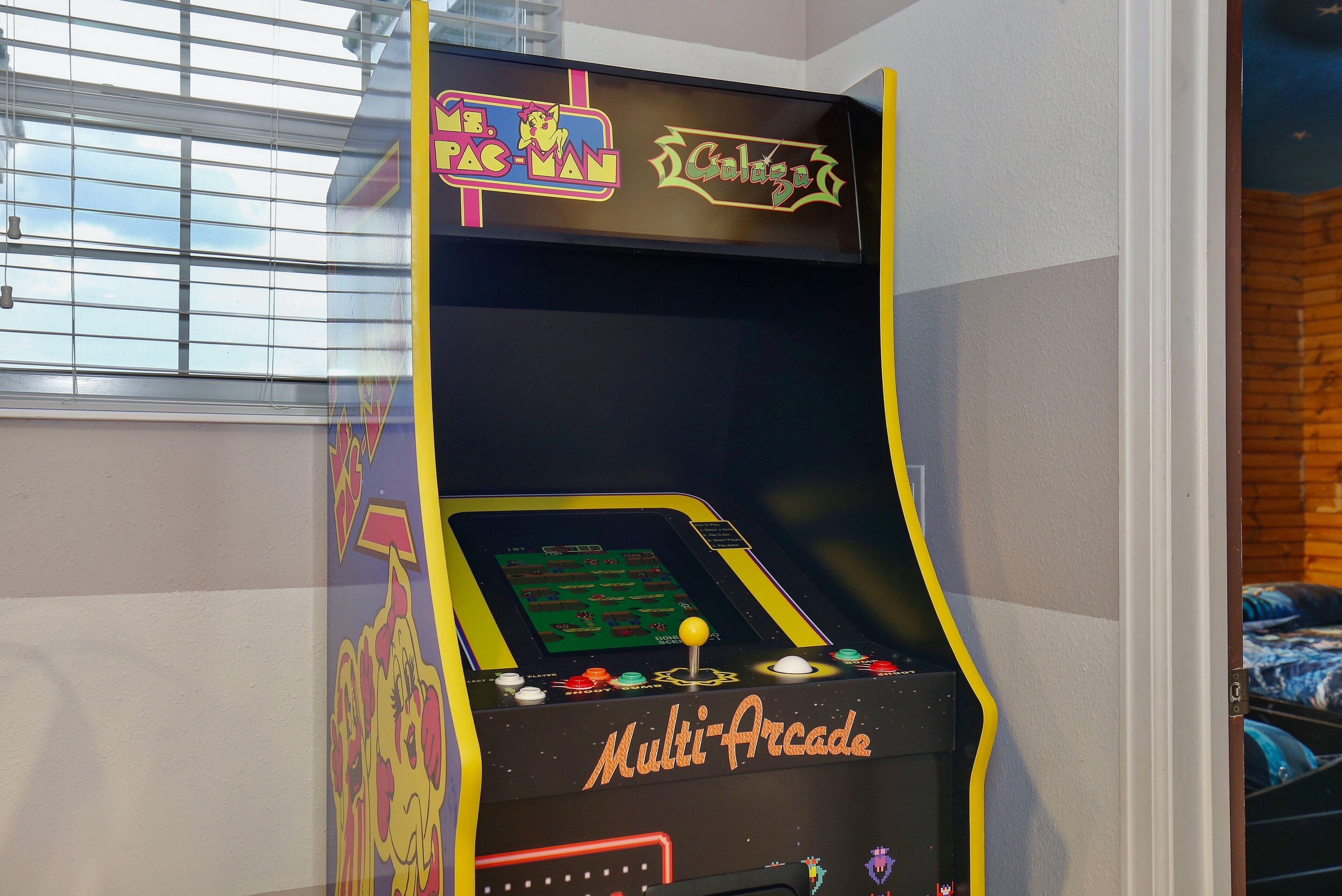 Ein Mehrfach-Arcade-Spielgerät mit Bedienfeld und Joystick.