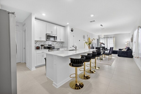 冷蔵庫、電子レンジ、オーブン、コンロ