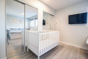 3 chambres, bureau, fer et planche à repasser, lit de bébé portatif