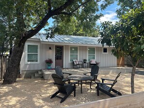Terrace/patio - Chic 3-Bedroom Home in the Heart of Austin – Designer Touches, Modern Comforts (Austin)