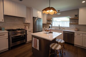 Four à micro-ondes, un four, surface de cuisson, lave-vaisselle
