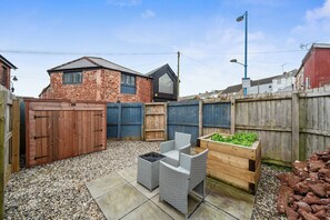 المنطقة المحيطة بالمنشأة