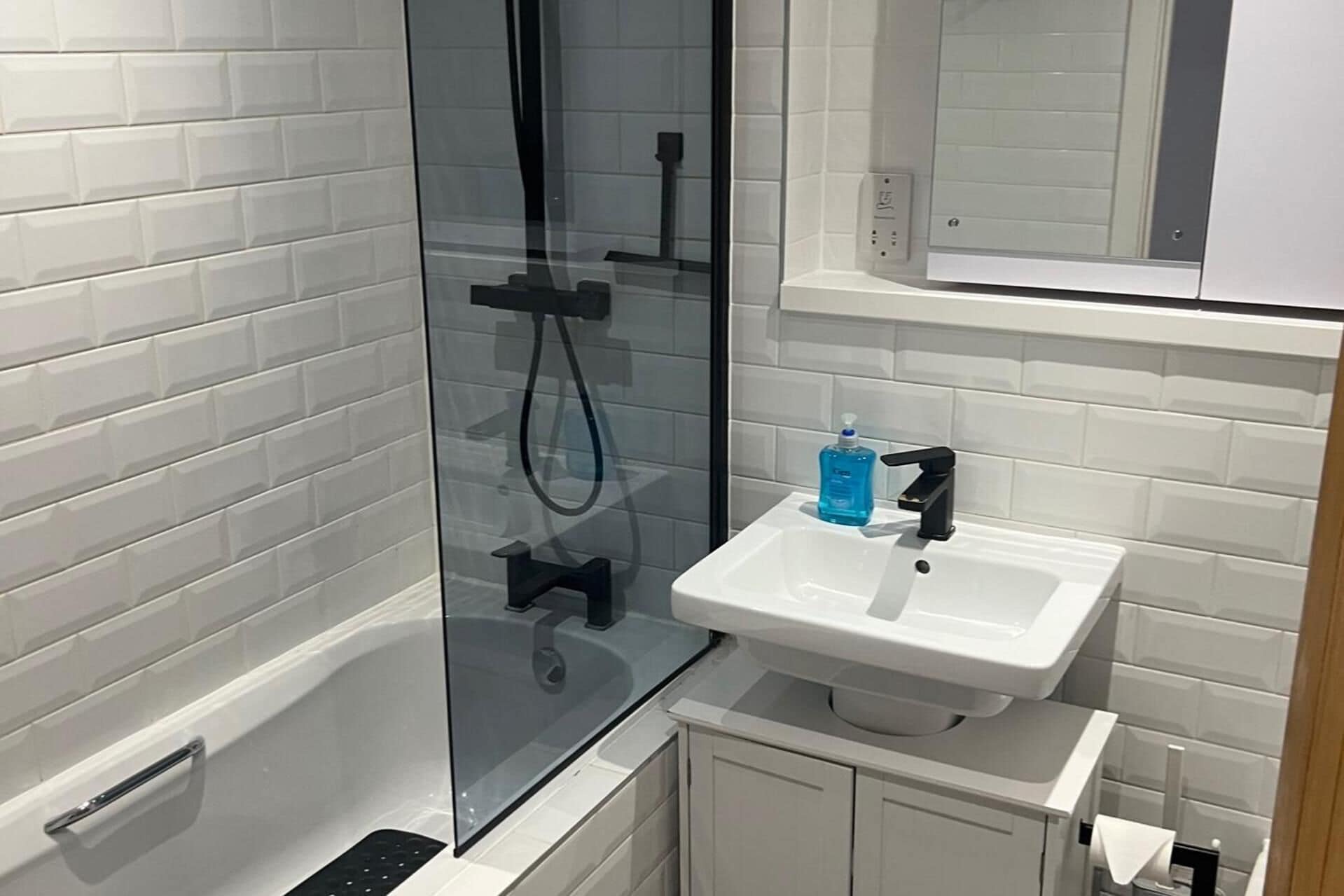 Bañera con ducha, bañera profunda, secador de pelo, toallas