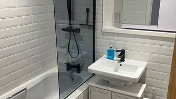 Gabungan pancuran/tab mandi, tab mandi rendaman dalam, pengering rambut