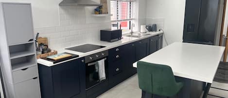 Geladeira, micro-ondas, fogão, cooktop