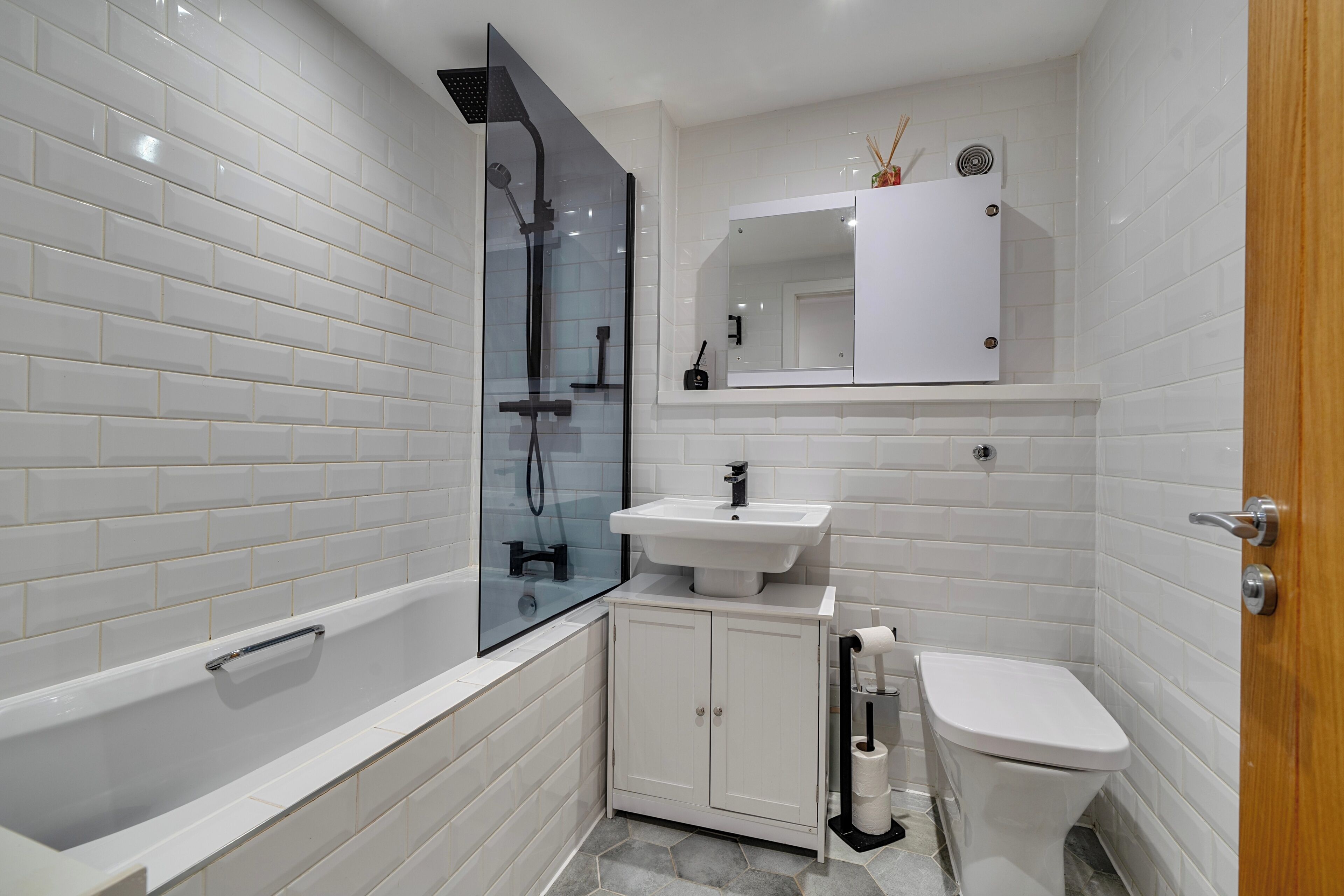 Combined shower/tub, deep soaking tub, hair dryer, towels