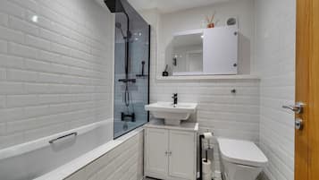 Combined shower/tub, deep soaking tub, hair dryer, towels