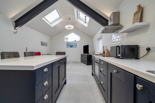 Modern Seaside Cottage - Sleeps 5