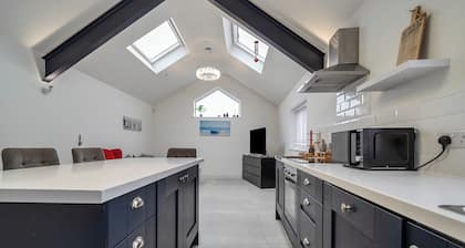 Modern Seaside Cottage - Sleeps 5