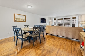 Interior - Nye Beach, Restaurants, Shopping & More! Walk to the Beach! (Newport)
