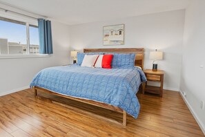 2 bedrooms, iron/ironing board, free WiFi, bed sheets - Nye Beach, Restaurants, Shopping & More! Walk to the Beach! (Newport)