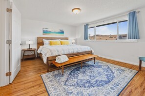 2 bedrooms, iron/ironing board, free WiFi, bed sheets - Nye Beach, Restaurants, Shop! Walk to the Beach! (Newport)