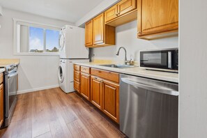 Frigorífic, microones, forn i placa de cuina 