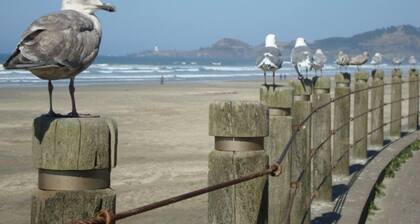 Nye Beach, Restaurants, Shop! Walk to the Beach!