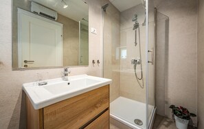 Shower, hair dryer, towels - Villa Paula by Istrabook (Bičići)