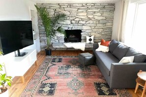 Smart TV - Modern 4BR Retreat | Sleeps 12 | Near SLC (West Valley City)