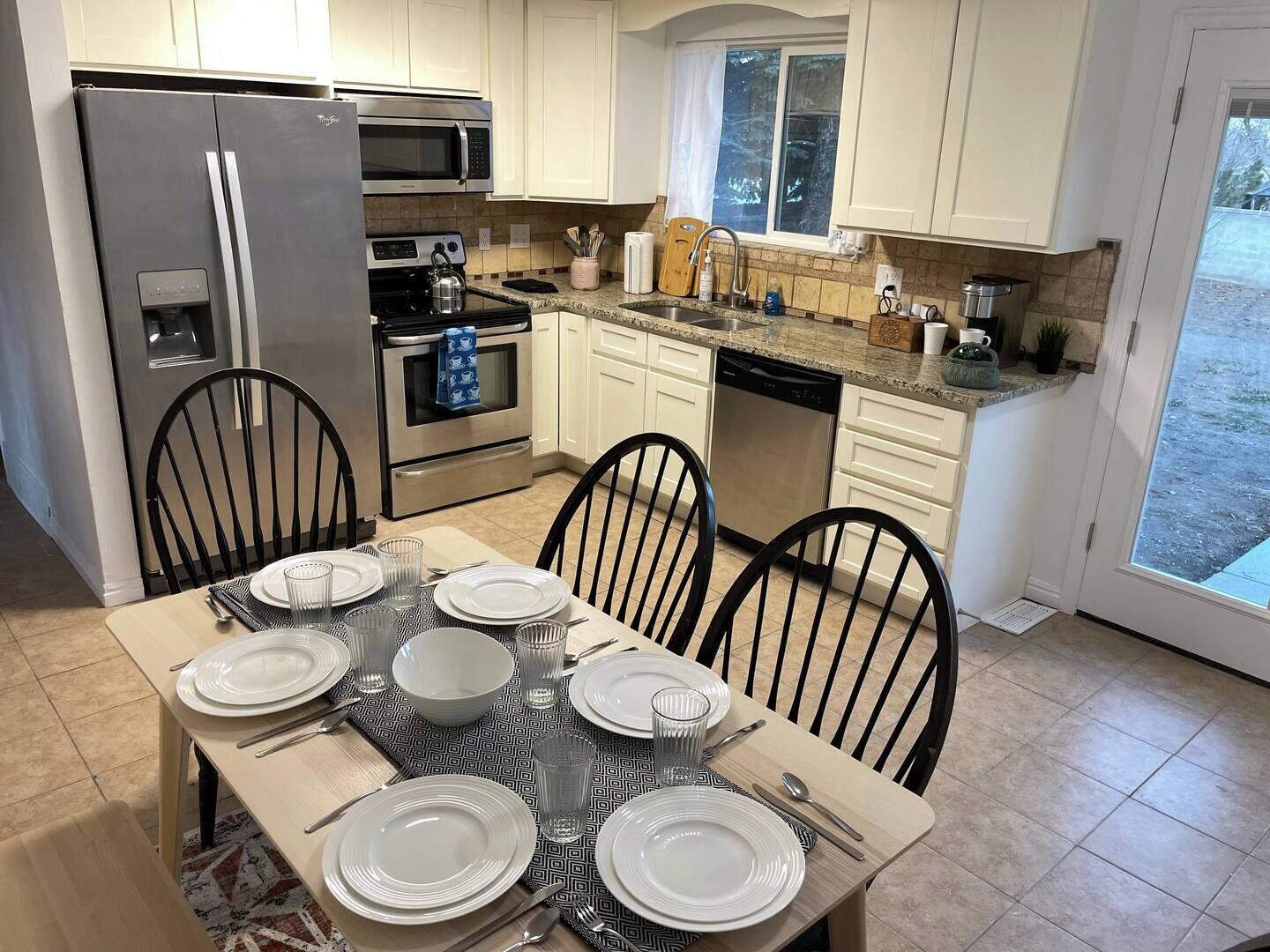 Refrigerador, microondas, horno y parrilla de estufa 