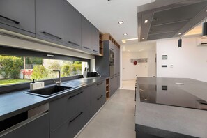 Refrigerador, microondas, horno, placa de cocina