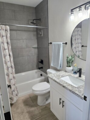 Towels, soap, toilet paper - Mountain View Retreat,haven for hiking, mountain biking and cycling enthusiasts. (Tucson)