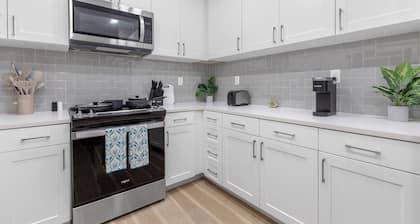 Seaside Paradise Suite,10 Min to Beaches- Pool/Gym