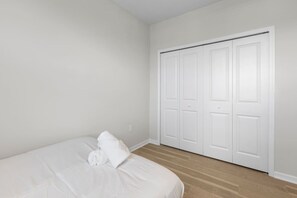 2 bedrooms, desk, iron/ironing board, WiFi