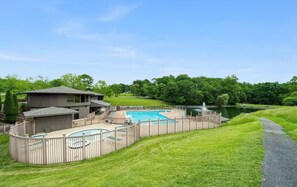 Pool - Hot Tub, Fire Pit, Grill, Deck w/Resort Amenities (Hedgesville)