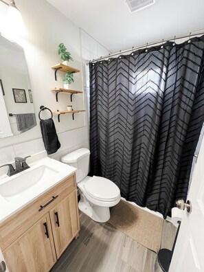 シャワー、ヘアドライヤー、タオル、石鹸