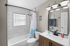 Regadera, toallas, papel de baño 