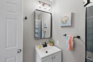 Douche, serviettes fournies, papier de toilette