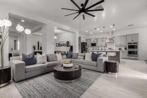 Smart TV - Experience Luxury Stay 5bedrooms. 5beds. 3baths (Glendale)