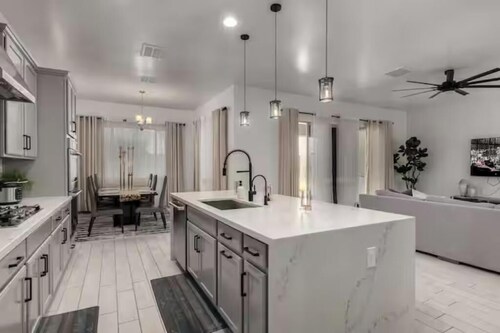 Luxury 5BR Glendale Home Near State Farm Stadium