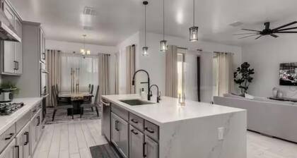 Luxury 5BR Glendale Home Near State Farm Stadium